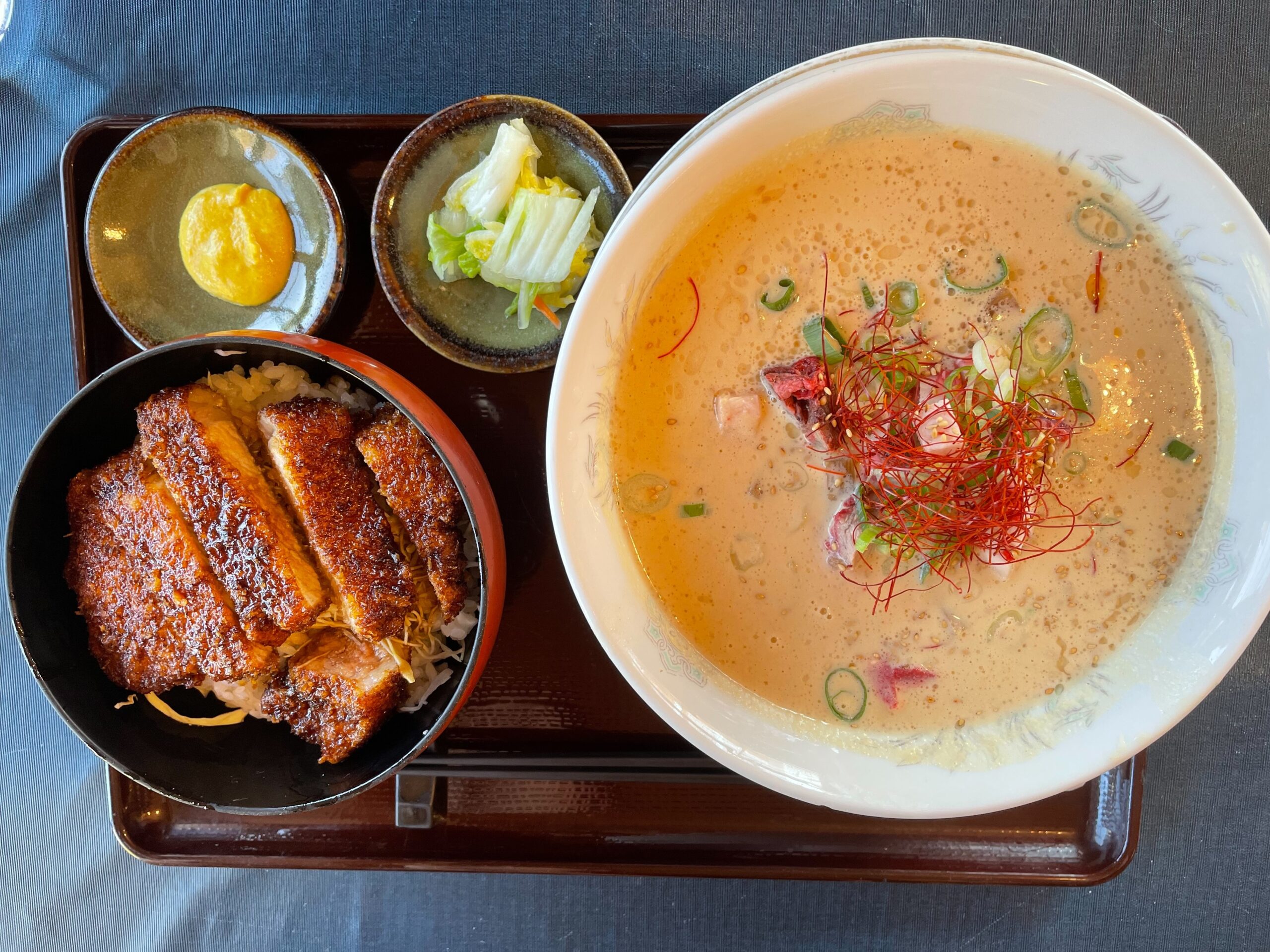 タイガー食堂の豆乳担々麵とソースカツどんのセット